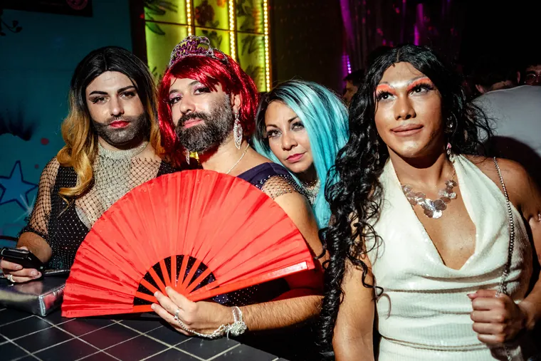 Guests with a red fan at Sissy that Party